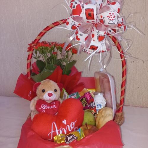 Cesta de Presente Dia dos Namorados com Ursinho e Coração de Pelúcia